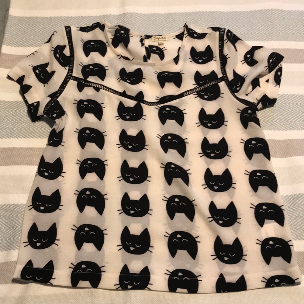 Supper cute blouse with black cats prints.